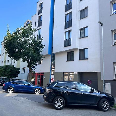 H5 Apartman 2 Bedrooms With Balcony And Free Parking Zilina Bagian luar foto